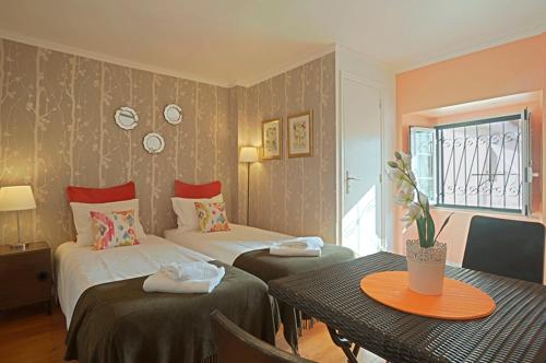 Giường trong phòng chung tại Alfama