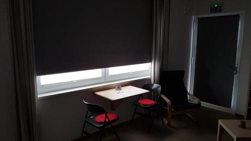 a room with a table and chairs and a window at Apartment am Apfelgarten in Schwarmstedt