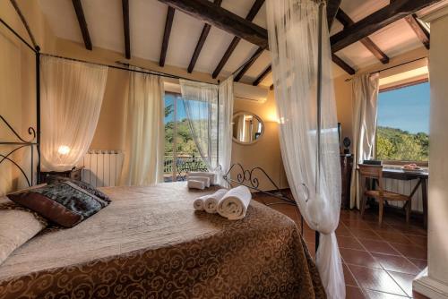 Villa Poggio Di Gaville في ميليتو: غرفة نوم عليها سرير وفوط