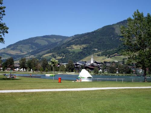 a park with a lake and mountains in the background at Appartment Sonnenschein in Uttendorf