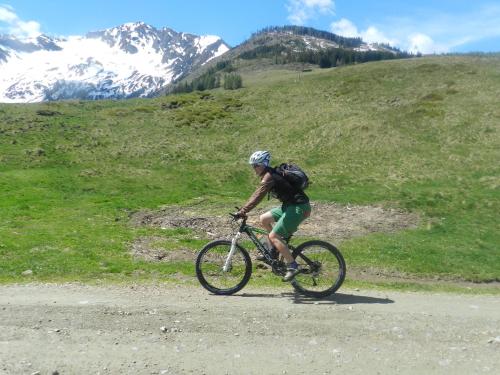 a man riding a bike on a mountain road at Appartment Sonnenschein in Uttendorf