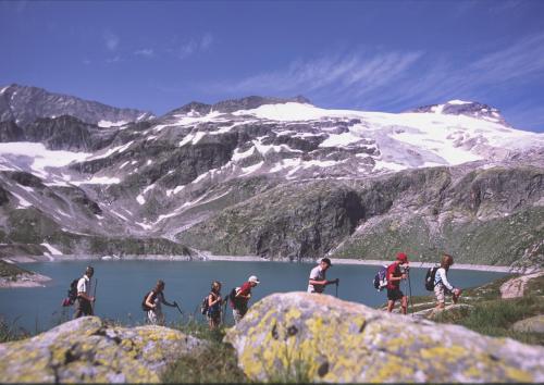 a group of people walking on a mountain trail at Appartment Sonnenschein in Uttendorf
