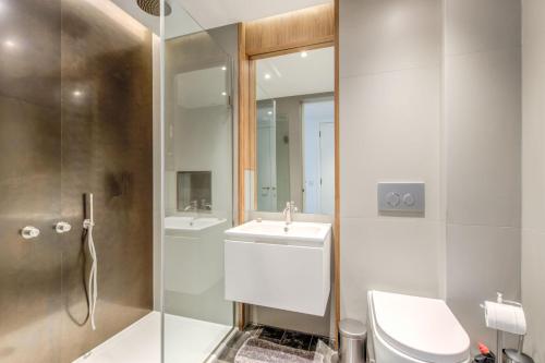 a bathroom with a toilet and a sink and a shower at 2 Bedrooms sleeps 6 - Central London in London
