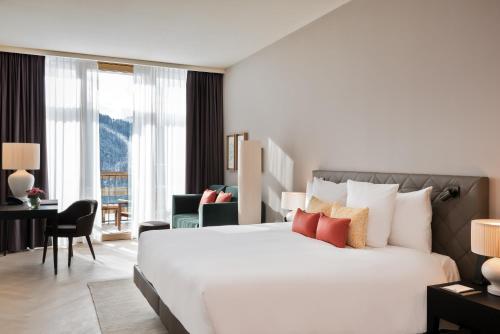 Una cama o camas en una habitación de Waldhotel by Bürgenstock