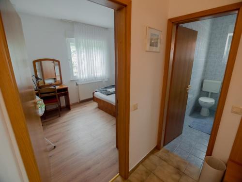 Zimmer mit Bad mit WC und Tür in der Unterkunft 689 Banjol in Rab