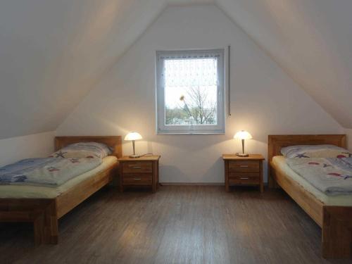 En eller flere senge i et værelse på Ferienwohnung Regenbogenhaus