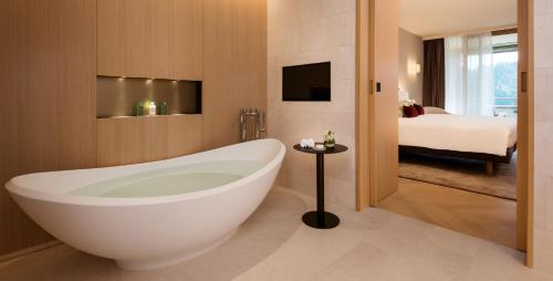 Una cama o camas en una habitación de Waldhotel by Bürgenstock