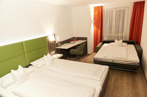 Cama ou camas em um quarto em Insel-Hotel-Lindau