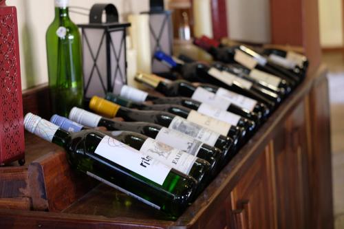 Ein paar Flaschen Wein auf dem Tisch. in der Unterkunft Gondwana Canyon Lodge in Kanebis