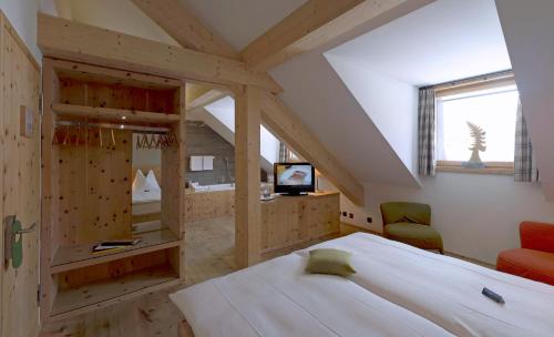 ein Schlafzimmer mit einem großen weißen Bett in einem Zimmer in der Unterkunft Romantik Hotel Muottas Muragl in Samedan