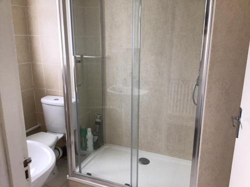 y baño con ducha y aseo. en 9 Gunfleet court, en Clacton-on-Sea