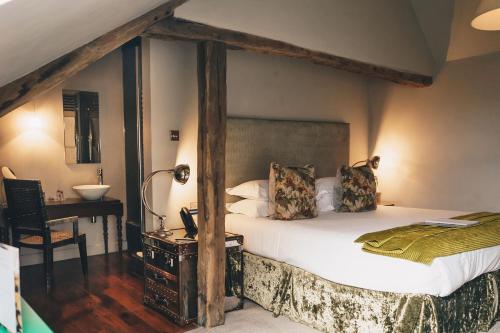 Кровать или кровати в номере Oddfellows Chester Hotel & Apartments