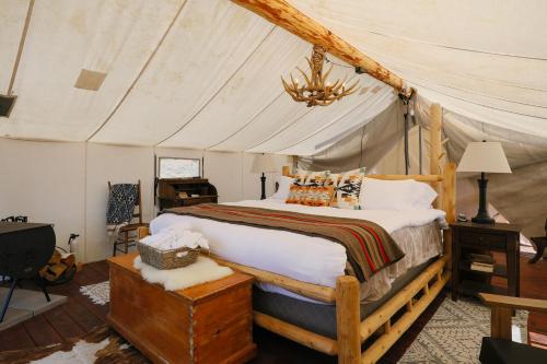- une chambre avec un lit dans une tente dans l'établissement Collective Vail Retreat, à Wolcott