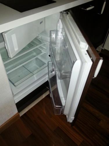 een lege koelkast met de deur open in een keuken bij studio bellevue in Clamart