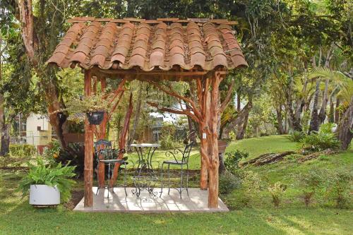 Jardín al aire libre en Hotel Yalconia
