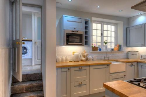 Gallery image of Little Monmouth 4 bedroom cottage, Old town Lyme Regis, dog friendly and parking in Lyme Regis