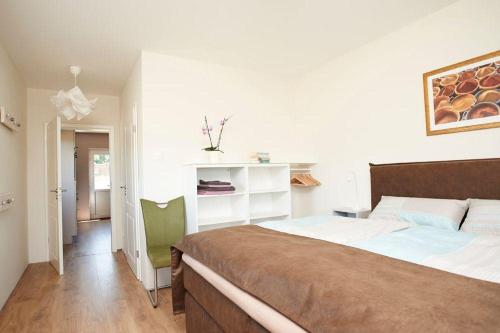 sypialnia z dużym łóżkiem w pokoju w obiekcie FraulindnerFerien Doppelzimmer Lüneburg w mieście Westergellersen