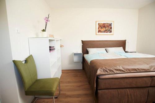 Una cama o camas en una habitación de FraulindnerFerien Doppelzimmer Lüneburg