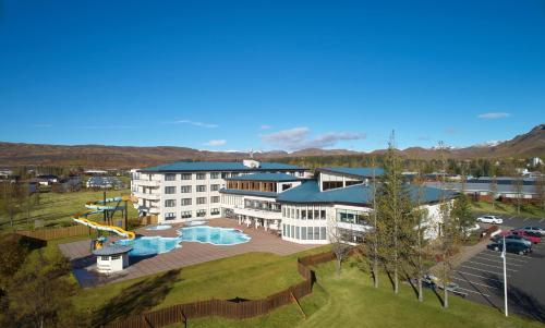 uma vista aérea de um hotel com piscina em Hotel Örk em Hveragerði