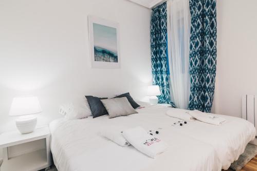 Garai Apartment by People Rentals tesisinde bir odada yatak veya yataklar