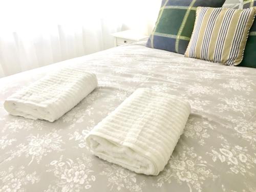 twee witte kussens bovenop een bed bij Splendid Fitzrovia W1 Heart of Central London 1-Bed. Free Wifi in Londen
