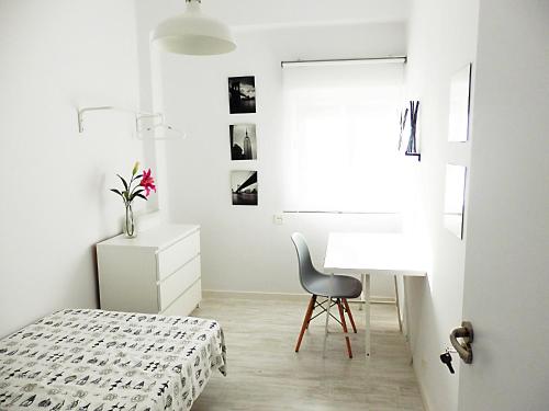 バレンシアにあるCampanar Flatのベッドルーム1室(ベッド1台、デスク、椅子付)