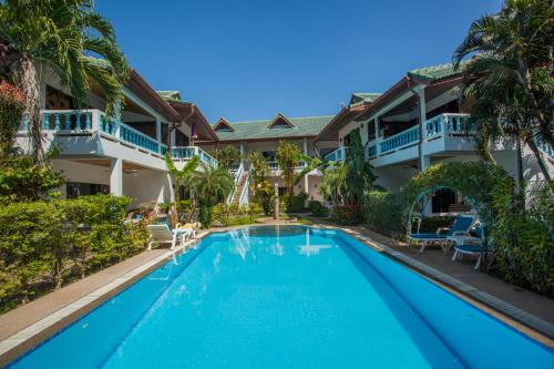 una imagen de una piscina frente a un edificio en Ya Nui Resort - SHA EXTRA Plus, en Rawai Beach