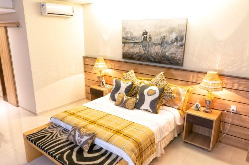 a bedroom with a bed and two night stands and two lamps at Rodoserv Hotel in Pardinho