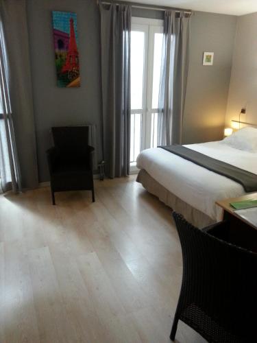 Ένα ή περισσότερα κρεβάτια σε δωμάτιο στο Hôtel du Lion d'Or