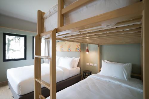 Двухъярусная кровать или двухъярусные кровати в номере The Blanket Hotel Phuket Old Town