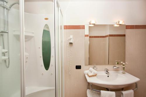 A bathroom at Grande Albergo Maugeri