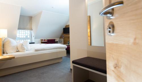 Ein Bett oder Betten in einem Zimmer der Unterkunft Höger's Hotel & Restaurant