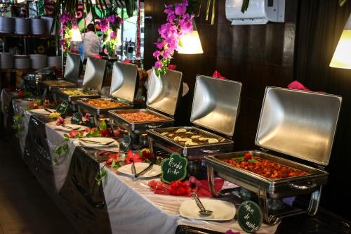 a buffet line with many different types of food at La Quinta Gran Bahía, Cuastecomates - Todo Incluido in Cuastecomate