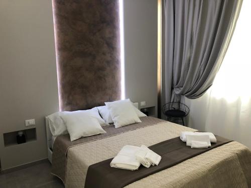 sypialnia z łóżkiem z dwoma ręcznikami w obiekcie Turin Central Rooms w Turynie