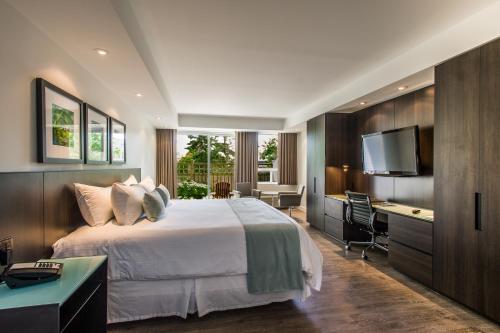Una cama o camas en una habitación de Taboo Muskoka