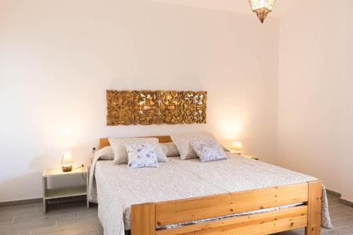 - une chambre avec un lit doté d'un cadre de lit en bois dans l'établissement Close to Everything | A/C+ WiFi | 1min Beach |, à Los Cristianos