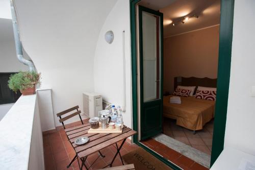 サレルノにあるBedroom 21の小さなテーブルとベッドが備わる客室です。