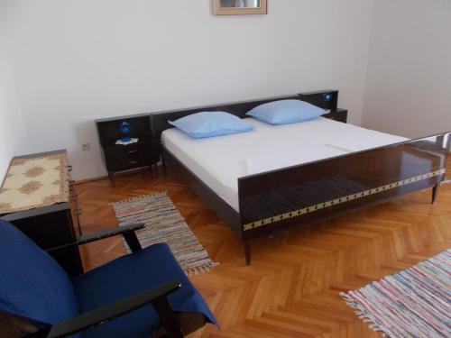 A bed or beds in a room at Apartments Belas