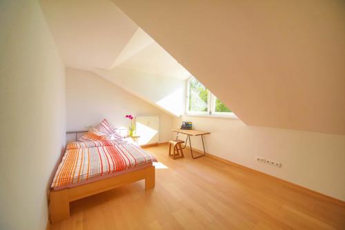 Säng eller sängar i ett rum på Gästehaus Hubertus