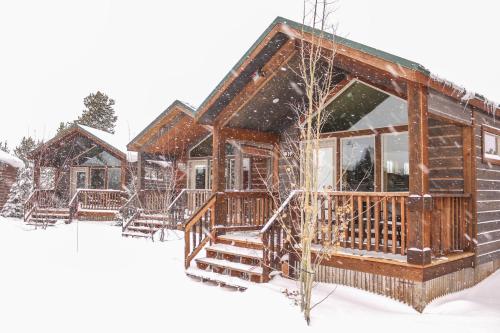 Explorer Cabins at Yellowstone semasa musim sejuk