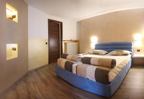 een grote slaapkamer met 2 bedden in een kamer bij B&B San Pellegrino Terme in Zogno