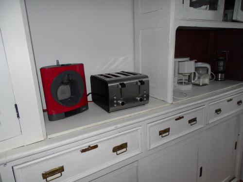 a counter with a microwave and a toaster on it at Penhas da Saúde in Penhas da Saúde