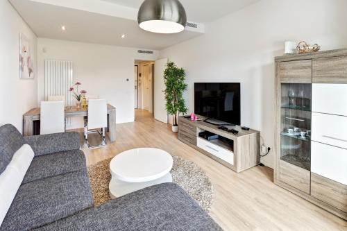 Family 2BR with Large Terrace, Pools & 8-Min Walk to Falésia Beach