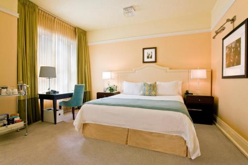 Voodi või voodid majutusasutuse Hotel DeLuxe toas