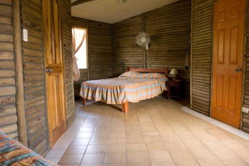 Llit o llits en una habitació de Hotel Rincón de la Vieja Lodge