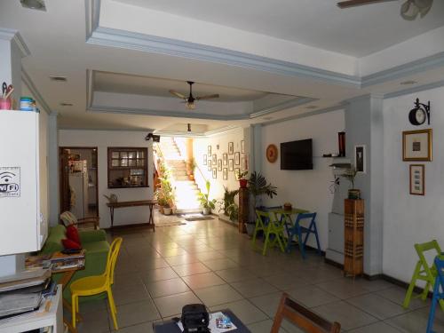 薩爾瓦多的住宿－紅河旅館，客厅设有黄色椅子和天花板