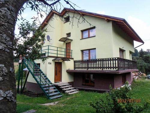 ein Haus mit einer Treppe davor in der Unterkunft Dom Koniaków in Koniaków