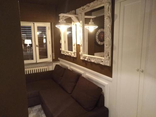 ein Wohnzimmer mit einem Sofa und einem Spiegel in der Unterkunft sweet home in Biella