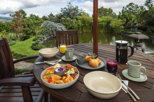 een houten tafel met een schaal fruit erop bij Koanze Luxury Hotel & Spa in Atemajac de Brizuela