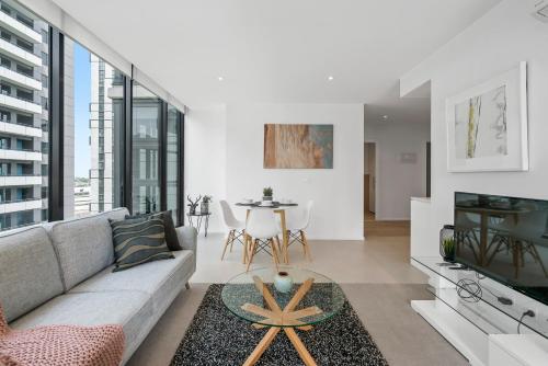 Televisyen dan/atau pusat hiburan di Complete Host Tiara Apartments